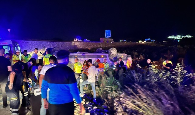 Akhisar'da işçi servisi tarlaya uçtu: 12 yaralı