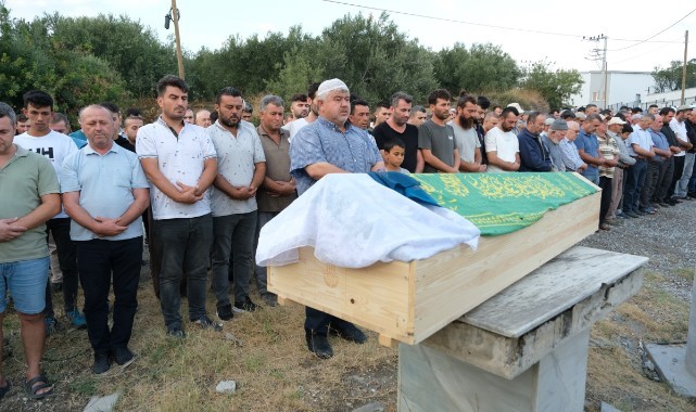 Akhisar'da öldürülen anne kız toprağa verildi