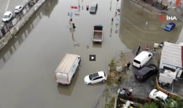 Başakşehir’de göle dönen yol böyle görüntülendi