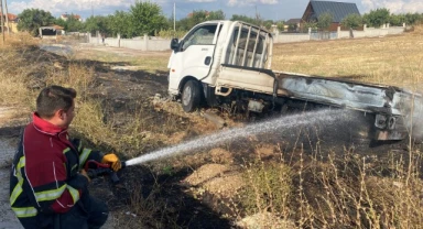 Elektrik direğine çarpan araç alev alev yandı