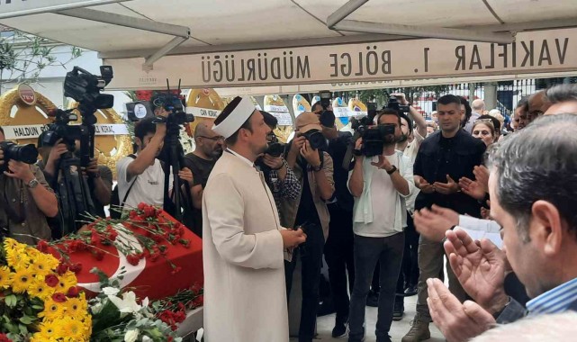 Gazeteci Hıfzı Topuz son yolculuğuna uğurlandı