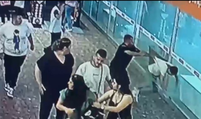 İstanbul'da AVM'de "yan baktın" kavgası kamerada