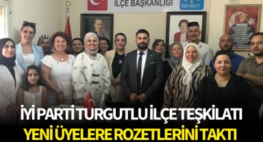 İYİ Parti Turgutlu İlçe Teşkilatı, yeni üyelere rozetlerini taktı 