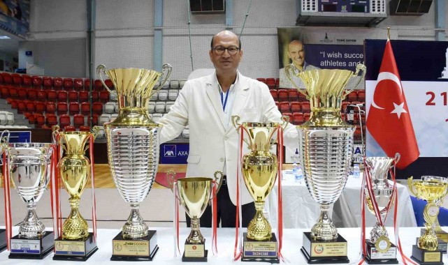 İzmir Büyükşehir Belediyesi Gençlik ve Spor Kulübü'nde bayrak değişimi