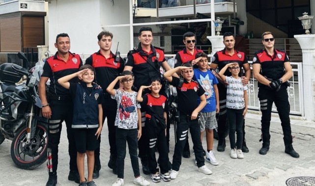 İzmir'de renkli görüntüler: Çevirme yapan miniklere polisten sürpriz