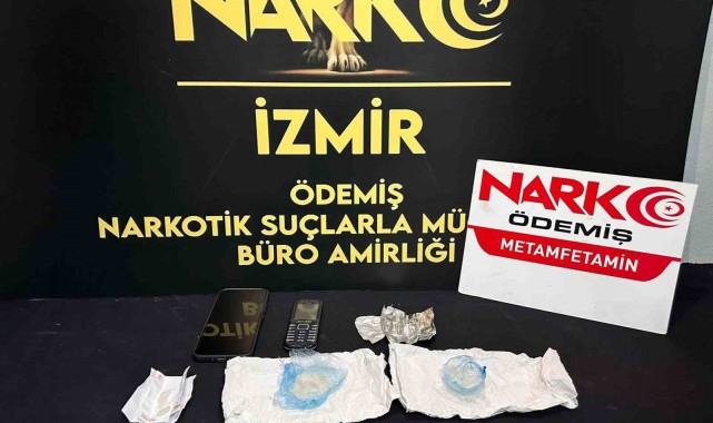 İzmir'de uyuşturucu satıcısı aracında yakalandı