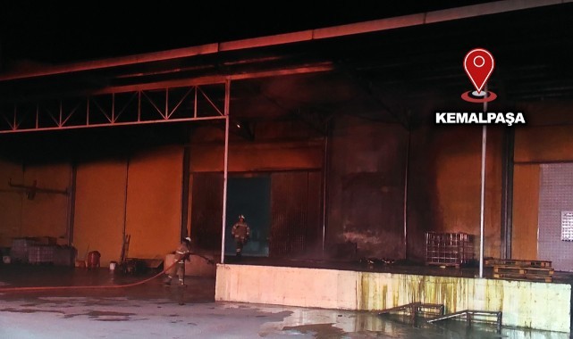 Kemalpaşa'da çıkan fabrika yangını söndürüldü