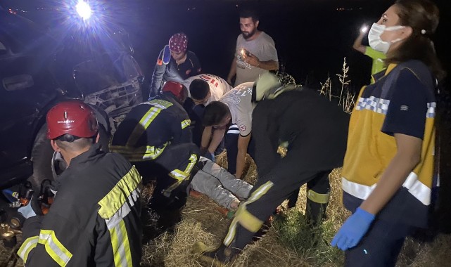 Kula'da kontrolden çıkan otomobil tarlaya uçtu; 4 yaralı