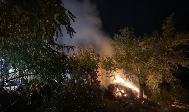 Manisa’da yıldırım düşen ev alev alev yandı