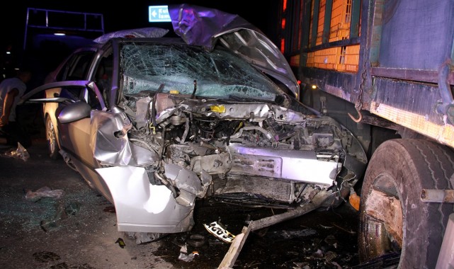 Otomobil canlı tavuk yüklü TIR'a çarptı: 2'si ağır 5 yaralı