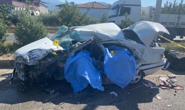 Otomobil karşı şeride geçip tırla çarpıştı: 2 ölü 1 yaralı