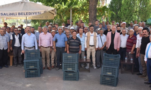 Salihli'de üreticilere 9 bin meyve kasası hibe edildi