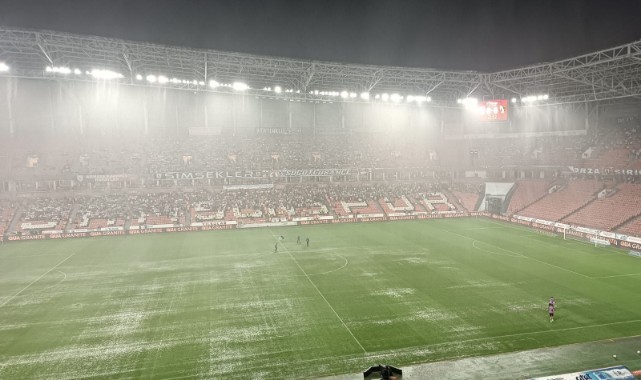 Samsunspor - İstanbulspor maçı yoğun yağıştan dolayı durdu