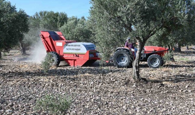 Soma Belediyesi taş toplama makinesiyle çiftçilere destek veriyor