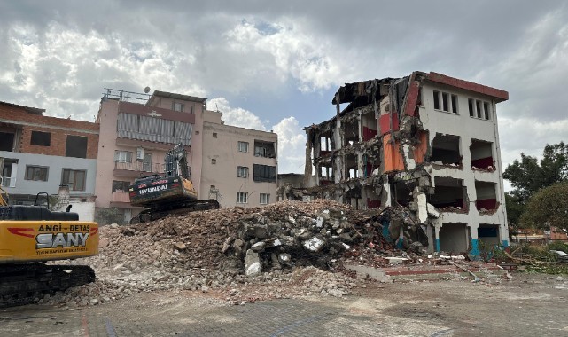 Turgutlu'da bir okul daha yıkılıyor