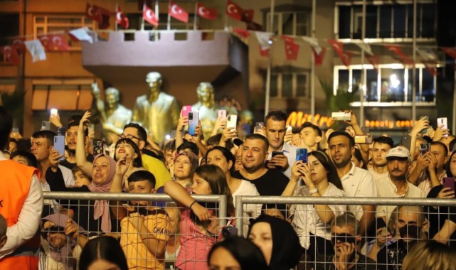 Turgutlu'da Muazzez Ersoy Rüzgarı