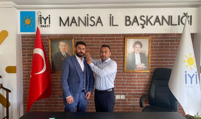 Turgutlulu iş insanına parti rozetini il başkanı taktı