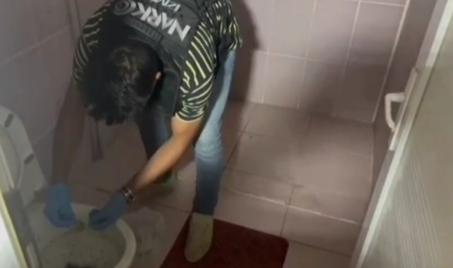 Uyuşturucuları klozete atıp saklamaya çalıştılar