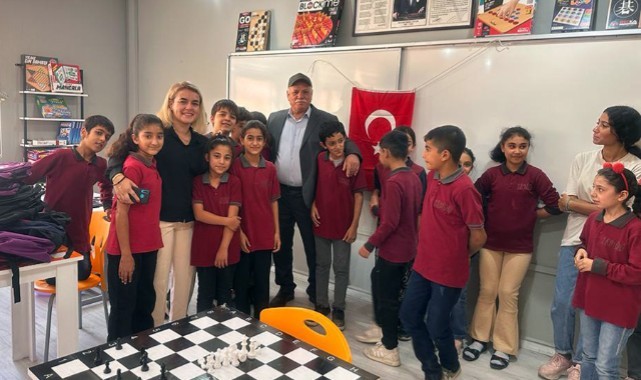 Vefat eden çocuklarının ismini görev yaptıkları okullarda yaşattı