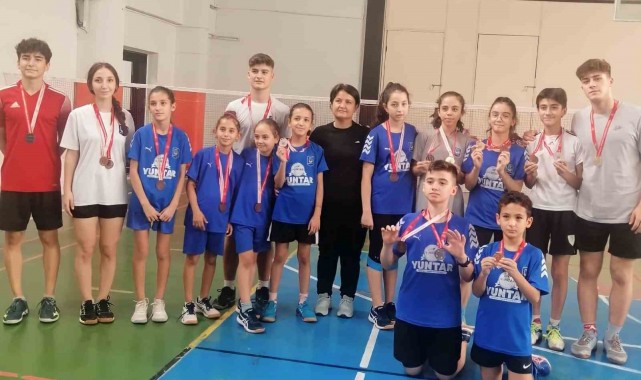 Badminton İl Birinciliği'nde Yunusemre madalyaları topladı