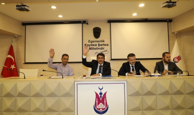 Başkan Çelik, devam eden projelerle ilgili meclis üyelerini bilgilendirdi