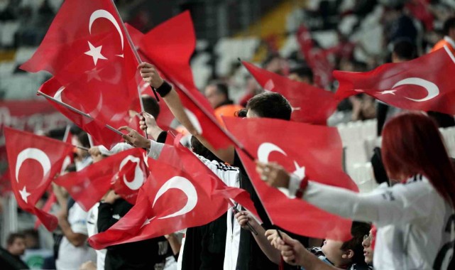 Beşiktaş'ta galibiyete rağmen 'istifa' sesleri