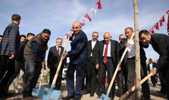 Cumhuriyet'in 100. yılına özel "100 bininci fidan" toprakla buluşturuldu
