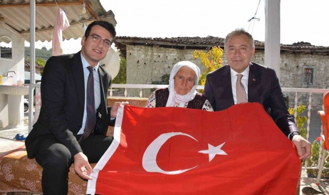 Cumhuriyetle yaşıt kadına kaymakam ve başkandan ziyaret