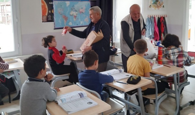 Hayırsever eczacı baba ocağındaki çocukları sevindirdi