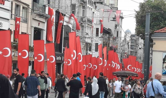 İstiklal Caddesi 100'üncü yıla özel Türk Bayraklarıyla donatıldı