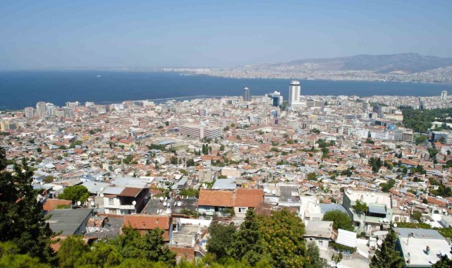 İzmir geç kalıyor; "Çürük binalar hemen yıkılmalı"