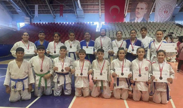 Salihlili judocular madalyaları topladı