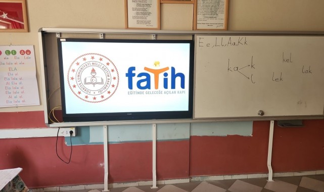 Sarıgöl'de 5 okul daha akılı tahtaya kavuştu