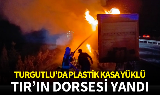 Turgutlu'da plastik kasa yüklü TIR'ın dorsesi yandı