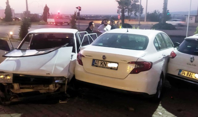 Turgutlu'da TIR'ın çarptığı otomobil otelin bahçesine girdi!