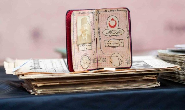 Atatürk'ün imzaladığı "Mebus Defteri" İzmir Büyükşehir Belediyesi arşivine kazandırıldı