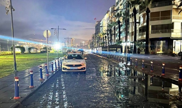 Fırtınanın vurduğu İzmir'de çalışmalar gece de sürdü