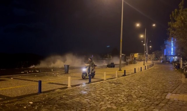 Foça'da fırtına iskeleyi yıktı