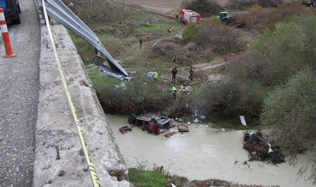 Gediz Nehri'ne uçan araçta 3 kişi hayatını kaybetti
