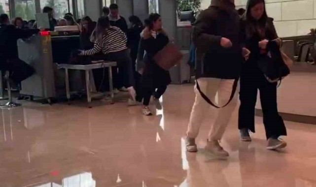Güvenlik kontrolünden geçenler mağazalara böyle akın etti