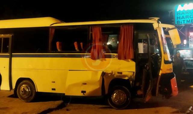 İzmir Ankara Karayolunda Kaza! Servis aracı ile kamyonet çarpıştı 4 yaralı