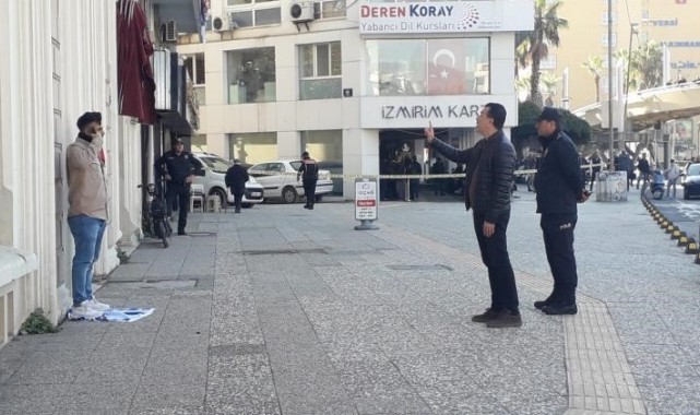 Konak'ta bir şahıs başına tabanca dayayıp İsrail'i boykot etti