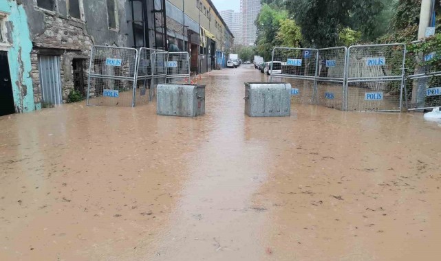 İzmir şiddetli sağanak caddeleri göle çevirdi