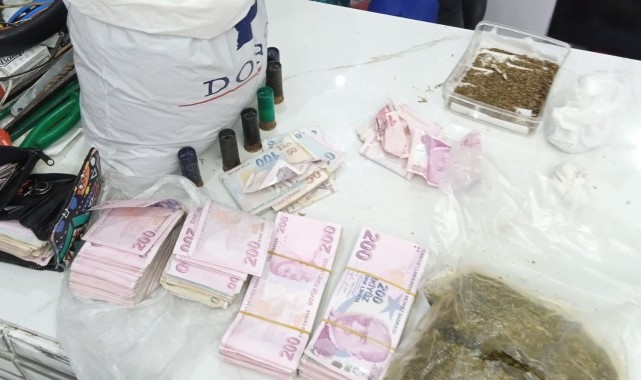 İzmir'de eve uyuşturucu baskını: 2 kilo bonzai ele geçirildi