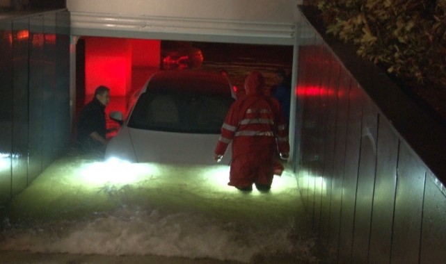 İzmir'de otoparkı su bastı, lüks araçlar sular altında kaldı