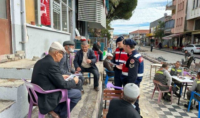 Jandarma ekipleri vatandaşları dolandırıcılık olaylarına karşı bilgilendiriyor