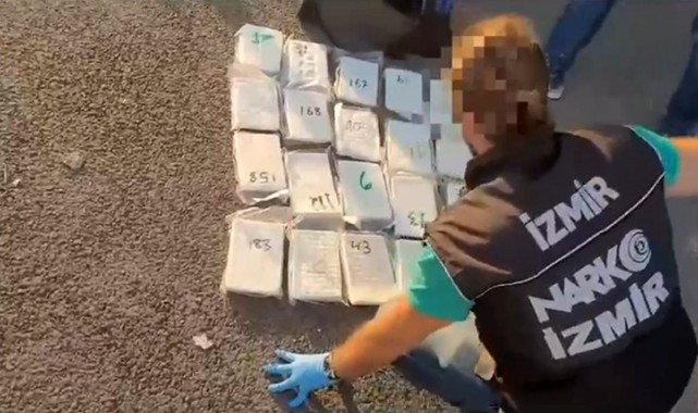 Kemalpaşa'da takibe alınan araçtan yüklü miktarda kokain çıktı