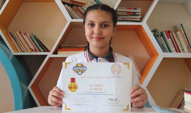 Küçük kız 23 sayfa kitabı 20 dakikada okuyarak dünya şampiyonu oldu