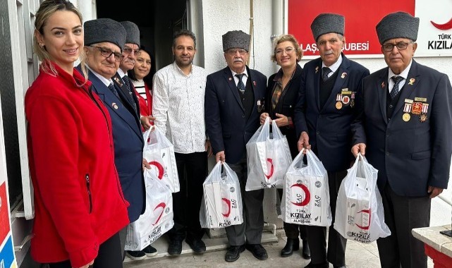 Manisa'da Kızılay gazilere tören ayakkabısı hediye etti