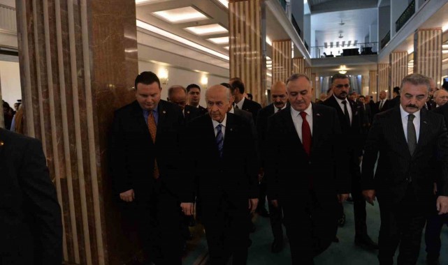 MHP Genel Başkanı Bahçeli: "Saçlarına dolardan bukleler yapan şaibeli soytarılar milletimizde haklı bir öfkeye neden olmaktadır"